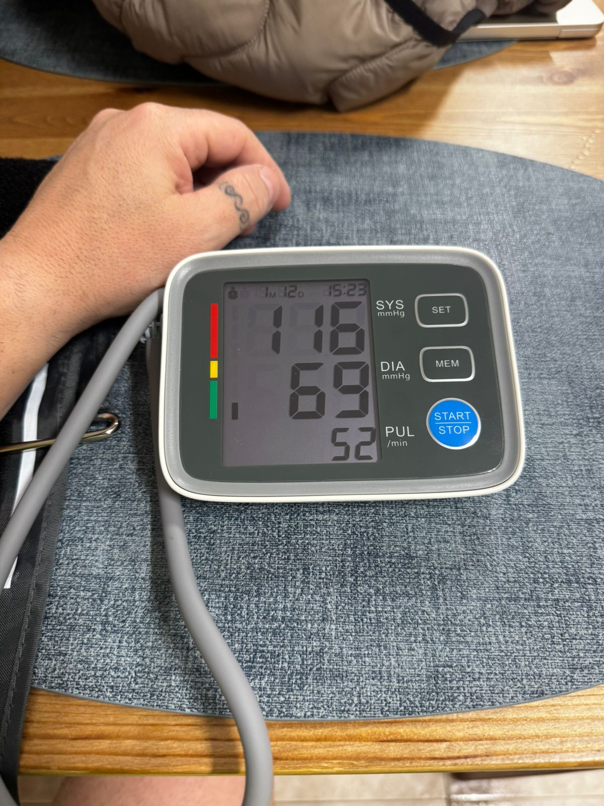 Tensión arterial 116/69 mmHg, FC 52