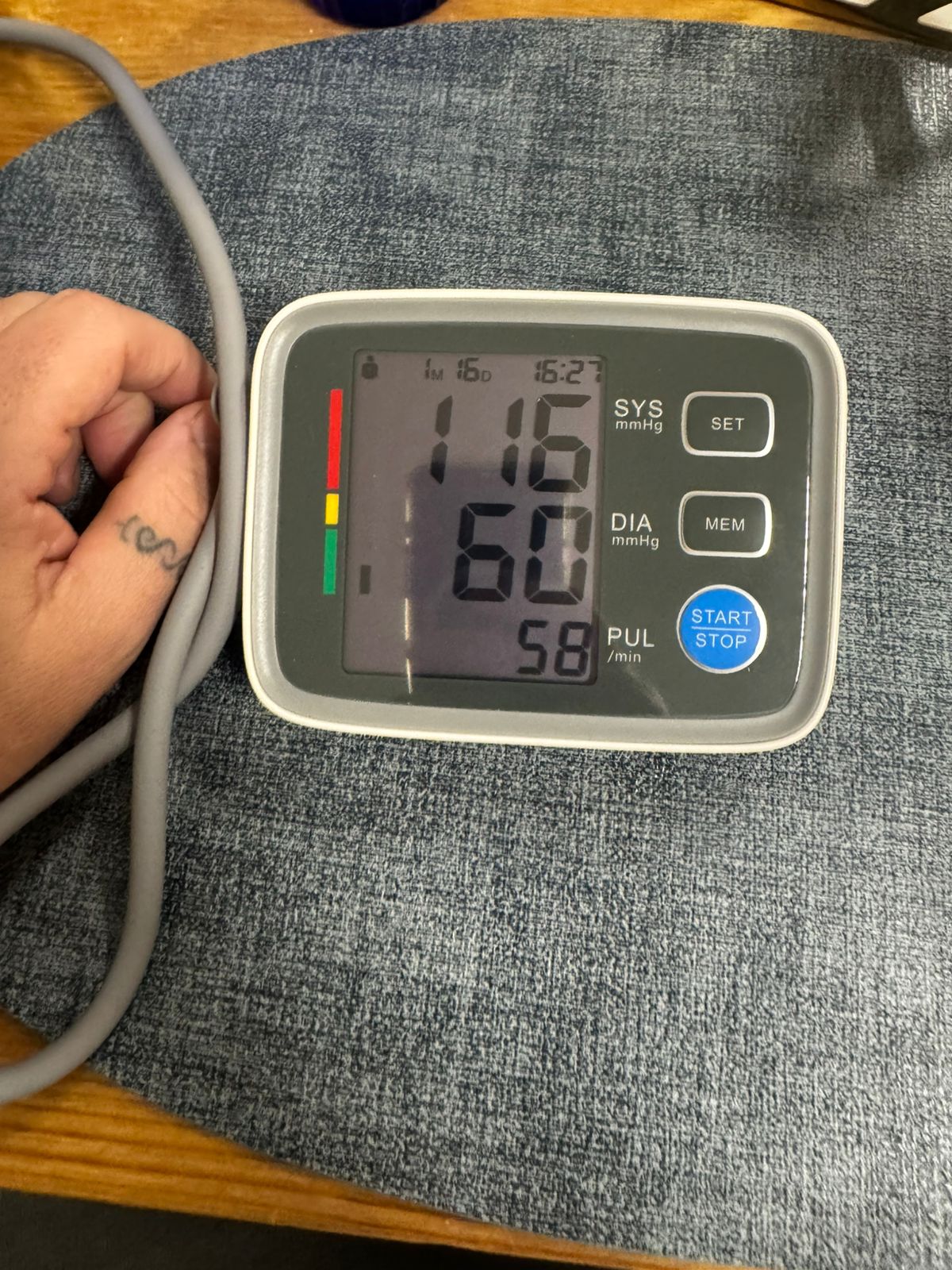 Tensiómetro mostrando 116/60 mmHg y pulso 58