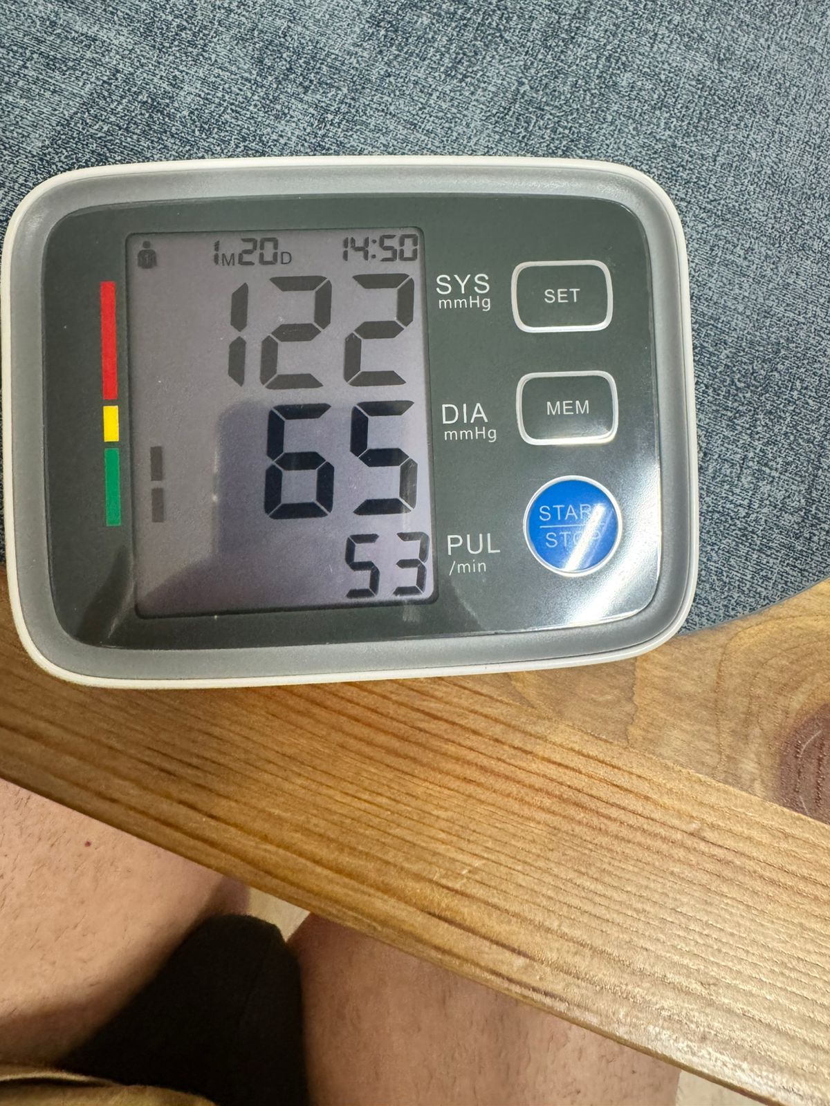 Tensiómetro mostrando 122/65 mmHg y pulso 53